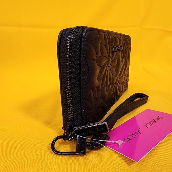 Betsey Johnson Black Quilted Daisy Flower Spring Wallet Wristlet Zip Around NEW - Picture 3 of 13